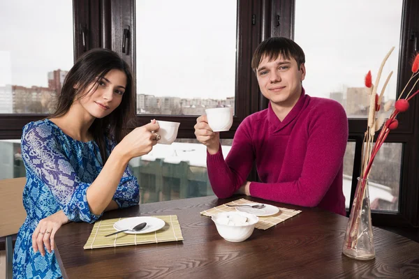 Jovem casal na cozinha — Fotografia de Stock