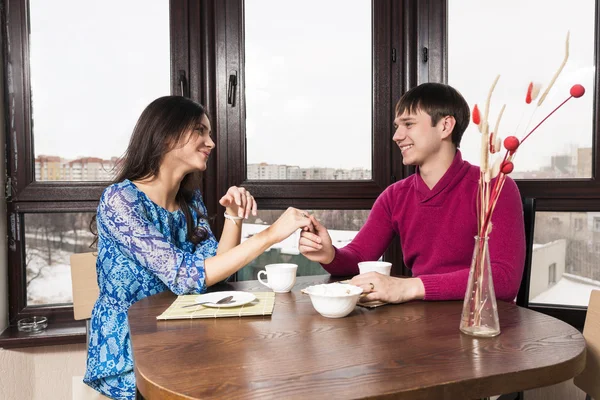 Pareja joven en la cocina — Foto de Stock