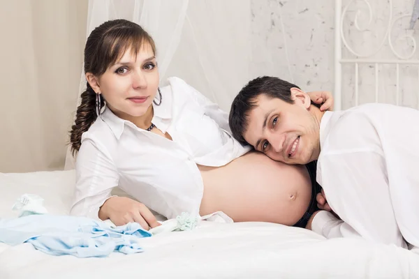 Portrait of a man listening the belly — Stock Photo, Image