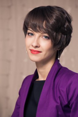 Güzel genç bir kadının portresi.