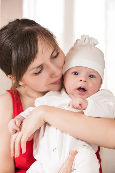 Glad ung mamma och hennes son — Stockfoto