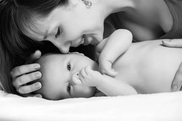 Alegre joven madre y su hijo — Foto de Stock