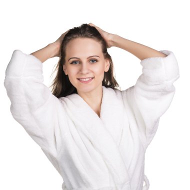 Beyaz küvet içinde genç kadın