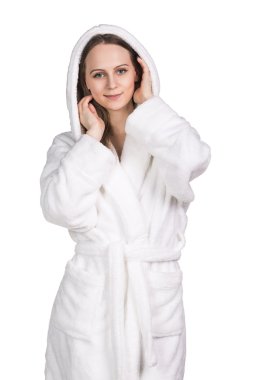 Beyaz küvet içinde genç kadın