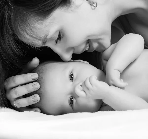 Alegre joven madre y su hijo — Foto de Stock