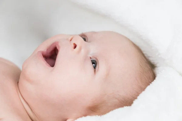 Bebé bostezo — Foto de Stock