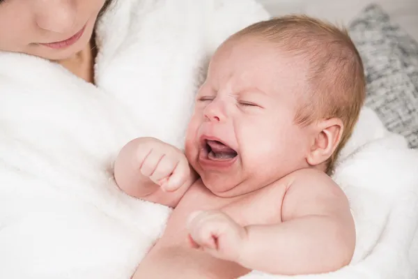 Bebê chorando — Fotografia de Stock