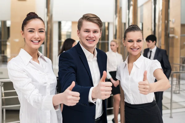 Happy business team med tummen upp — Stockfoto