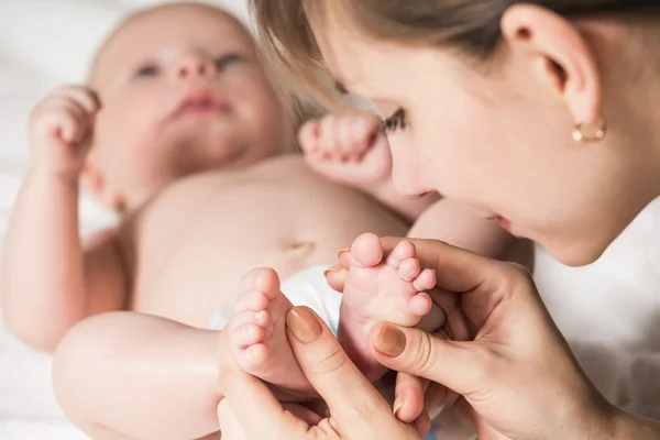 Madre beso — Foto de Stock