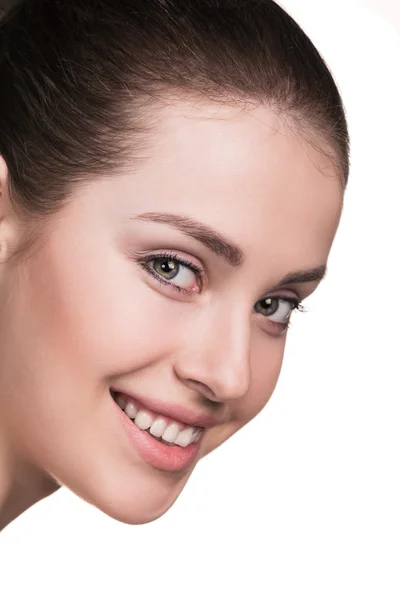 Close-up portræt af smilende ung kvinde - Stock-foto