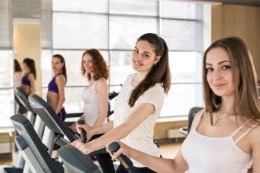 bir grup genç insan