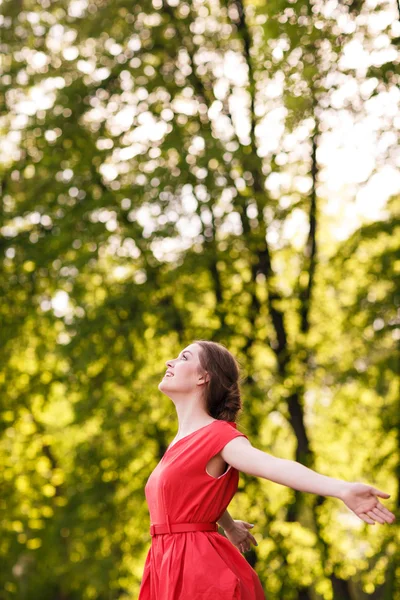 Femme en robe rouge — Photo