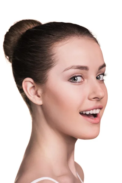Close-up portret van lachende jonge vrouw — Stockfoto