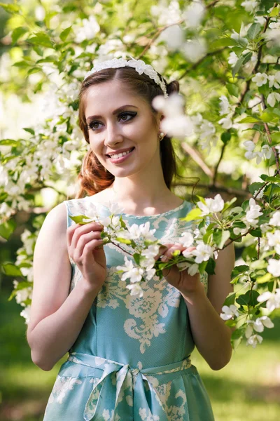 Frau im roten Kleid — Stockfoto