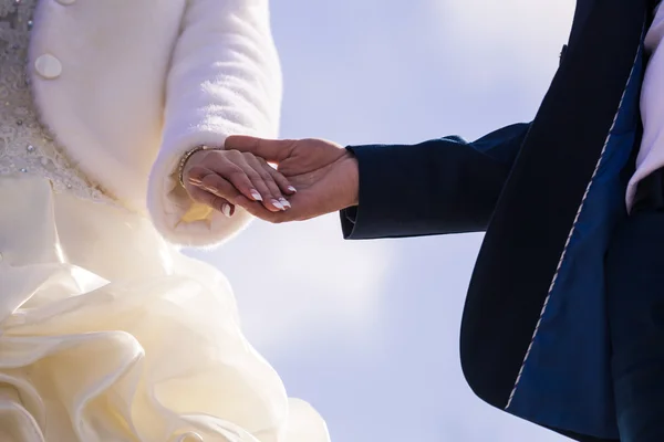 Braut und Bräutigam halten Händchen — Stockfoto