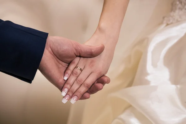 花嫁と新郎の手を握って — ストック写真