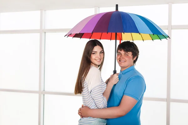 Pareja bajo un paraguas —  Fotos de Stock