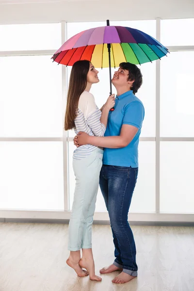 Paar unter einem Regenschirm — Stockfoto