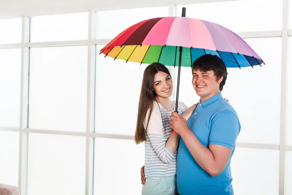 Paar unter einem Regenschirm — Stockfoto