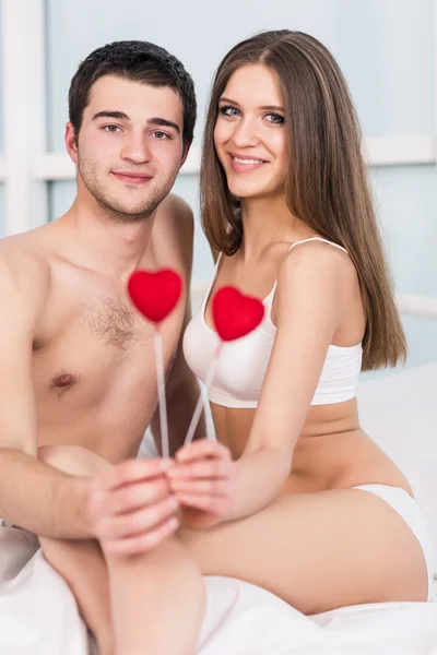 Pareja sosteniendo el corazón — Foto de Stock