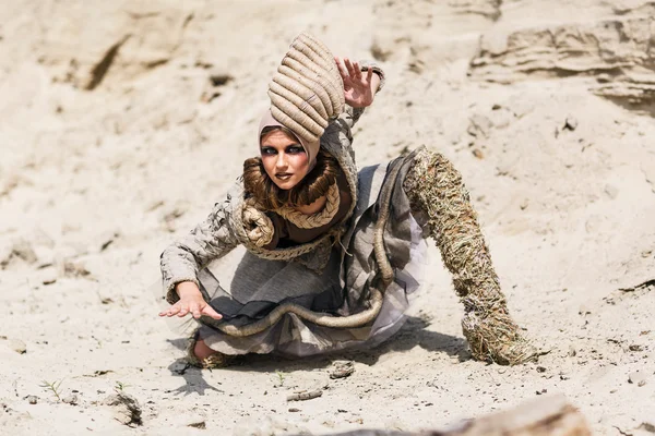 Girl in a desert — Stock Photo, Image
