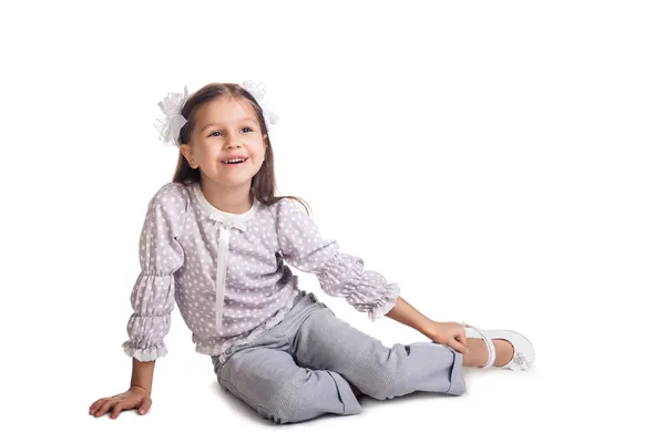 Μικρό κορίτσι που κάθεται στο πάτωμα — Φωτογραφία Αρχείου