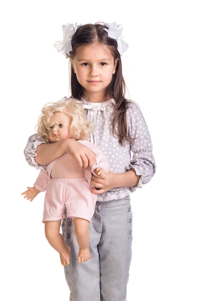 Das kleine schöne Mädchen mit der Puppe — Stockfoto