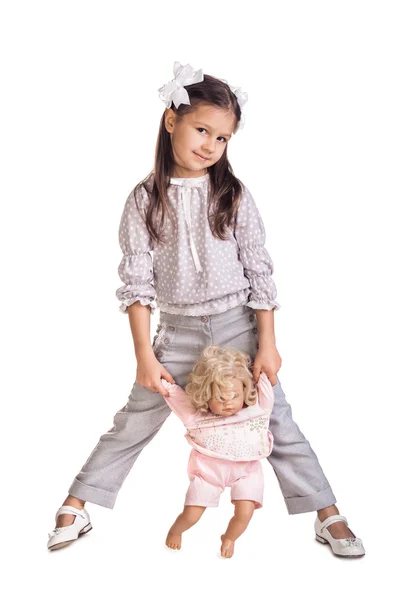 La pequeña chica hermosa con una muñeca —  Fotos de Stock