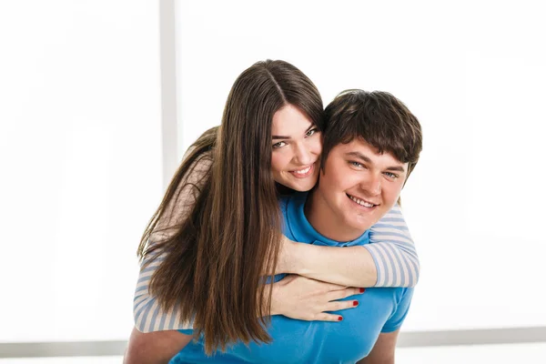 Jovem casal brincalhão — Fotografia de Stock