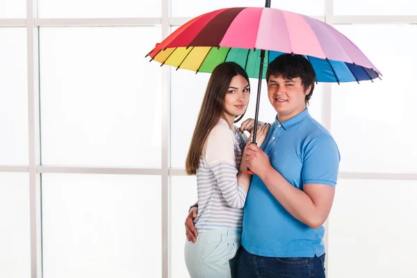 Пара под зонтиком — стоковое фото