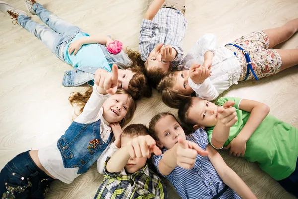 Gruppo di bambini felici — Foto Stock