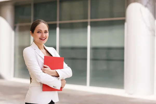 Femme d'affaires avec documents — Photo