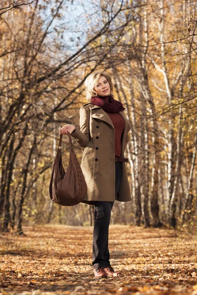 Mujer en el bosque — Foto de Stock