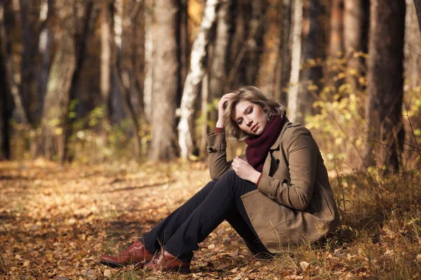 Frau im Wald — Stockfoto