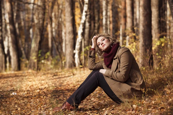 Frau im Wald — Stockfoto