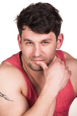 Kendinden emin genç adam.