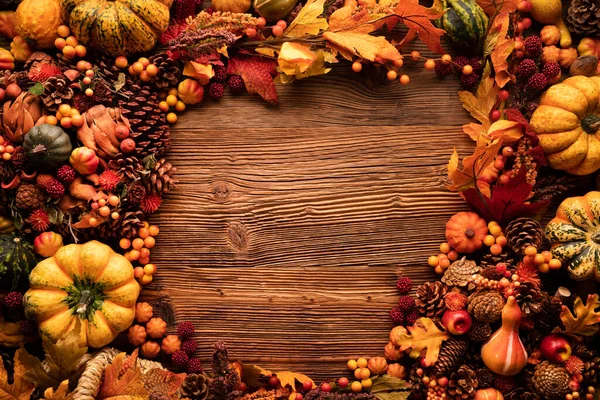Herbstliche Komposition Auf Rustikalem Holzgrund Zierkürbisse Verschiedene Blätter Tannenzapfen Nüsse — Stockfoto