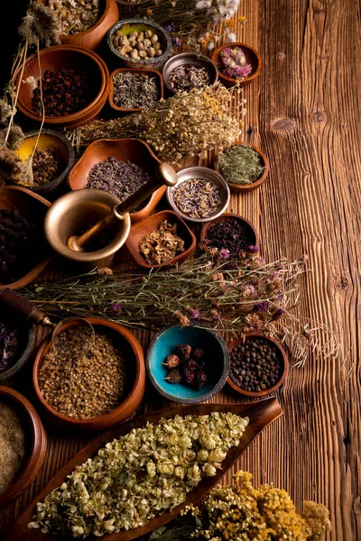 Természetgyógyász Háttér Válogatott Száraz Fűszernövények Tálakban Sárgaréz Habarcs Rusztikus Asztalon — Stock Fotó