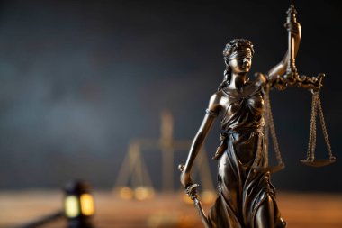 Avukatlık bürosu. Hukuk sembolleri: Hakimler tokmak, Themis heykeli ve ölçek.