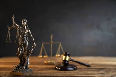 Avukatlık bürosu. Hukuk sembolleri: Hakimler tokmak, Themis heykeli ve ölçek.