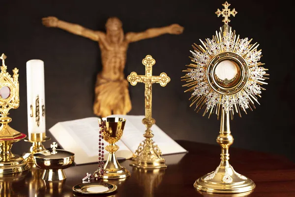 天主教的符号组成 宗教概念 耶稣的形象 十字架 修道院 圣经和灰色背景上的金色圣杯 — 图库照片