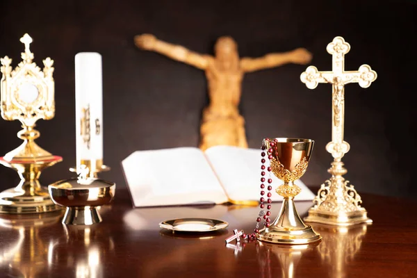 カトリックのシンボル構成 宗教の概念 イエスの姿 十字架 記念碑 そして灰色の背景の黄金のシャリー — ストック写真