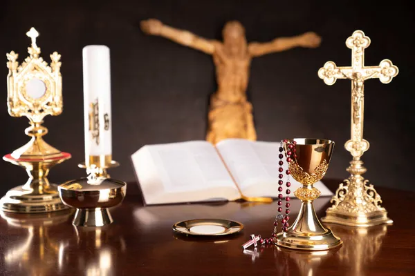 Složení Katolických Symbolů Náboženský Koncept Ježíš Postava Kříž Monstrance Bible — Stock fotografie