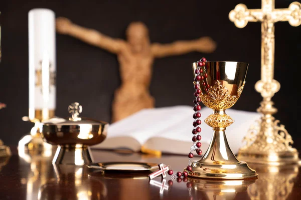カトリックのシンボル構成 宗教の概念 イエスの姿 十字架 記念碑 そして灰色の背景の黄金のシャリー — ストック写真