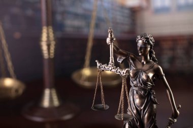 Hukuk teması. Mahkeme kütüphanesi - hakimin tokmağı, heykel, ölçü ve kitaplar.