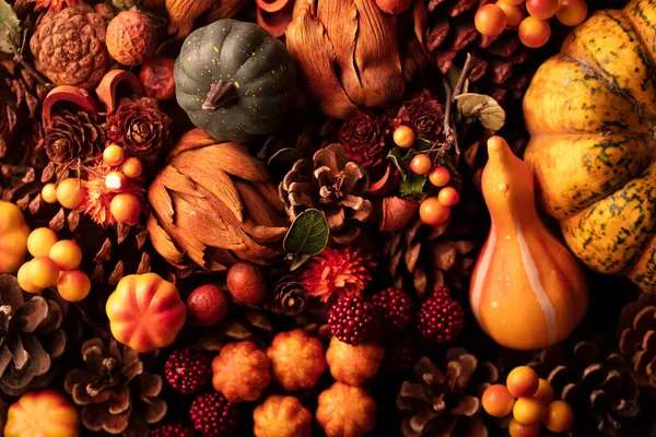 Herfst Compositie Een Rustieke Houten Achtergrond Decoratieve Pompoenen Diverse Bladeren — Stockfoto