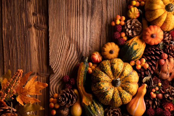 秋天的作品在乡村的木制背景上 装饰南瓜 各种叶子 红色和棕色美学 — 图库照片