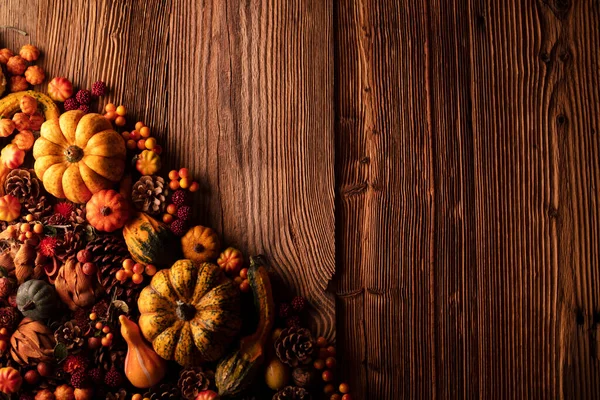 Kompozycja Jesienna Rustykalnym Drewnianym Tle Dekoracyjne Dynie Różne Liście Szyszki — Zdjęcie stockowe