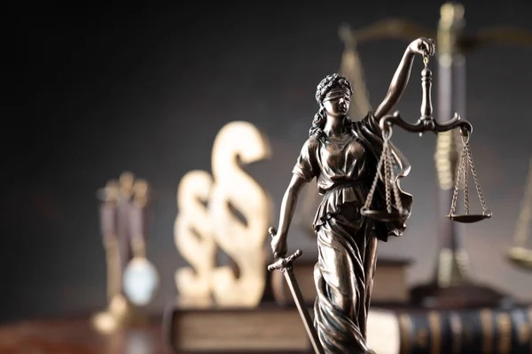 律师事务所法律符号组成 法官槌 主题雕塑 段落符号和尺度 — 图库照片