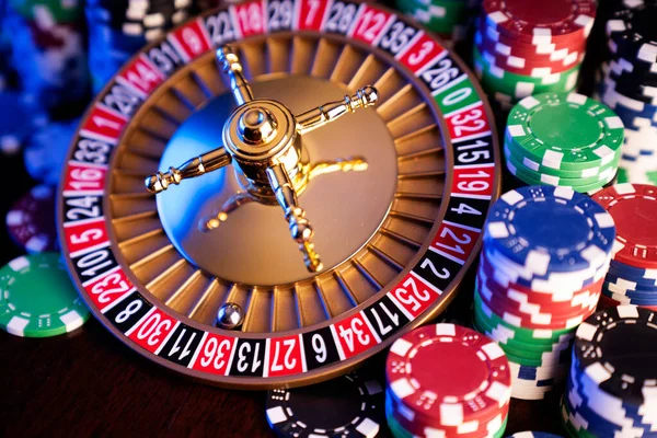 Tema Casino Rueda Ruleta Fichas Póquer Dados Sobre Fondo Bokeh — Foto de Stock